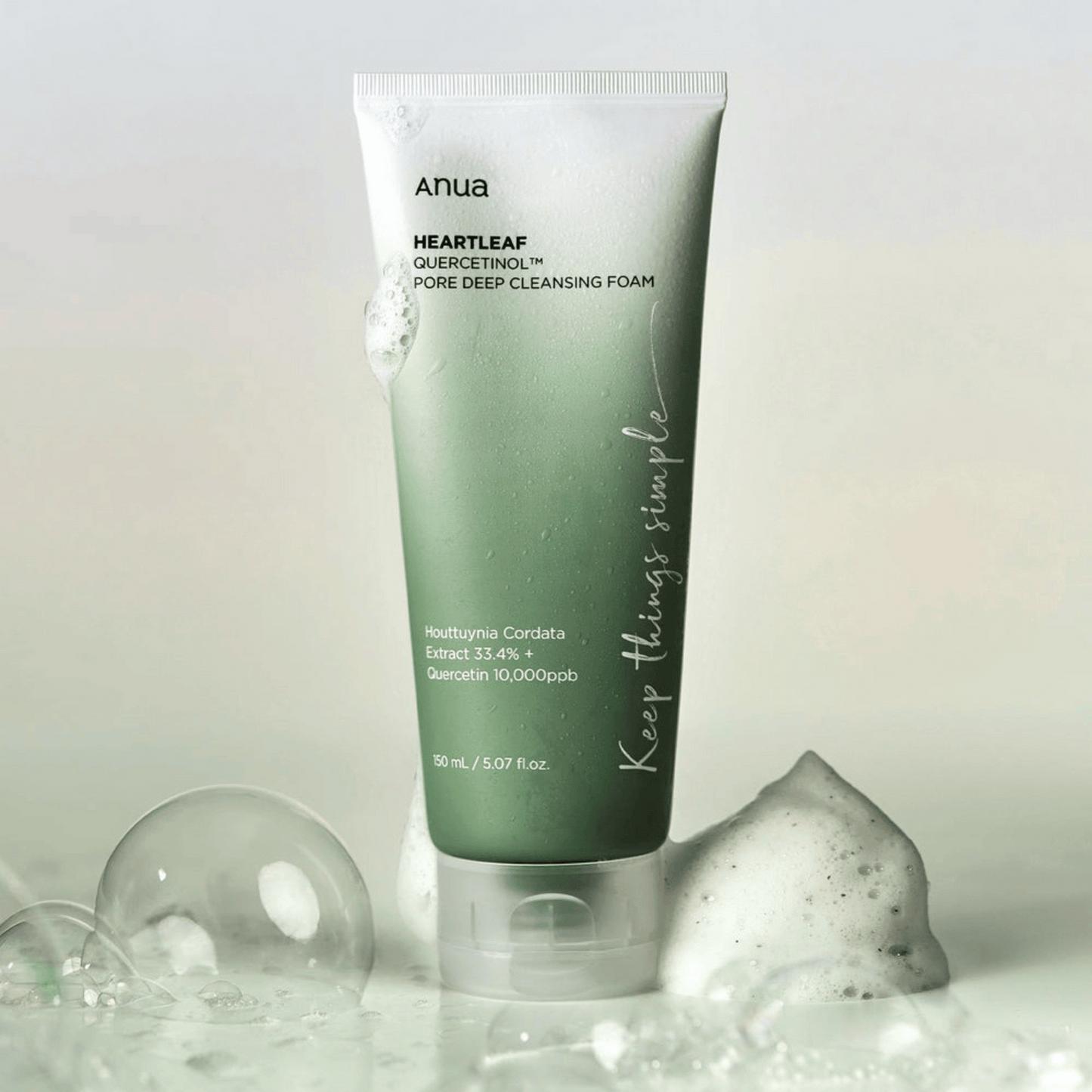 Textur des Anua Heartleaf Reinigungsschaums auf der Haut