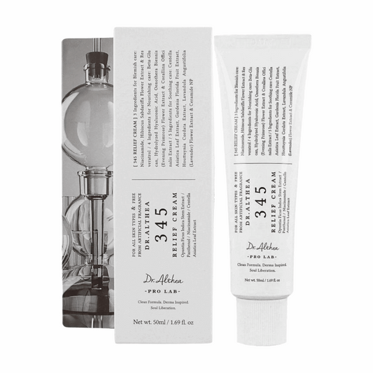 Cremige Textur der Dr. Althea 345 Relief Cream auf der Haut mit Verpackung