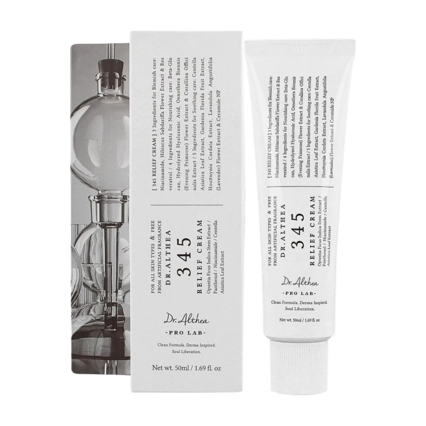 Cremige Textur der Dr. Althea 345 Relief Cream auf der Haut mit Verpackung