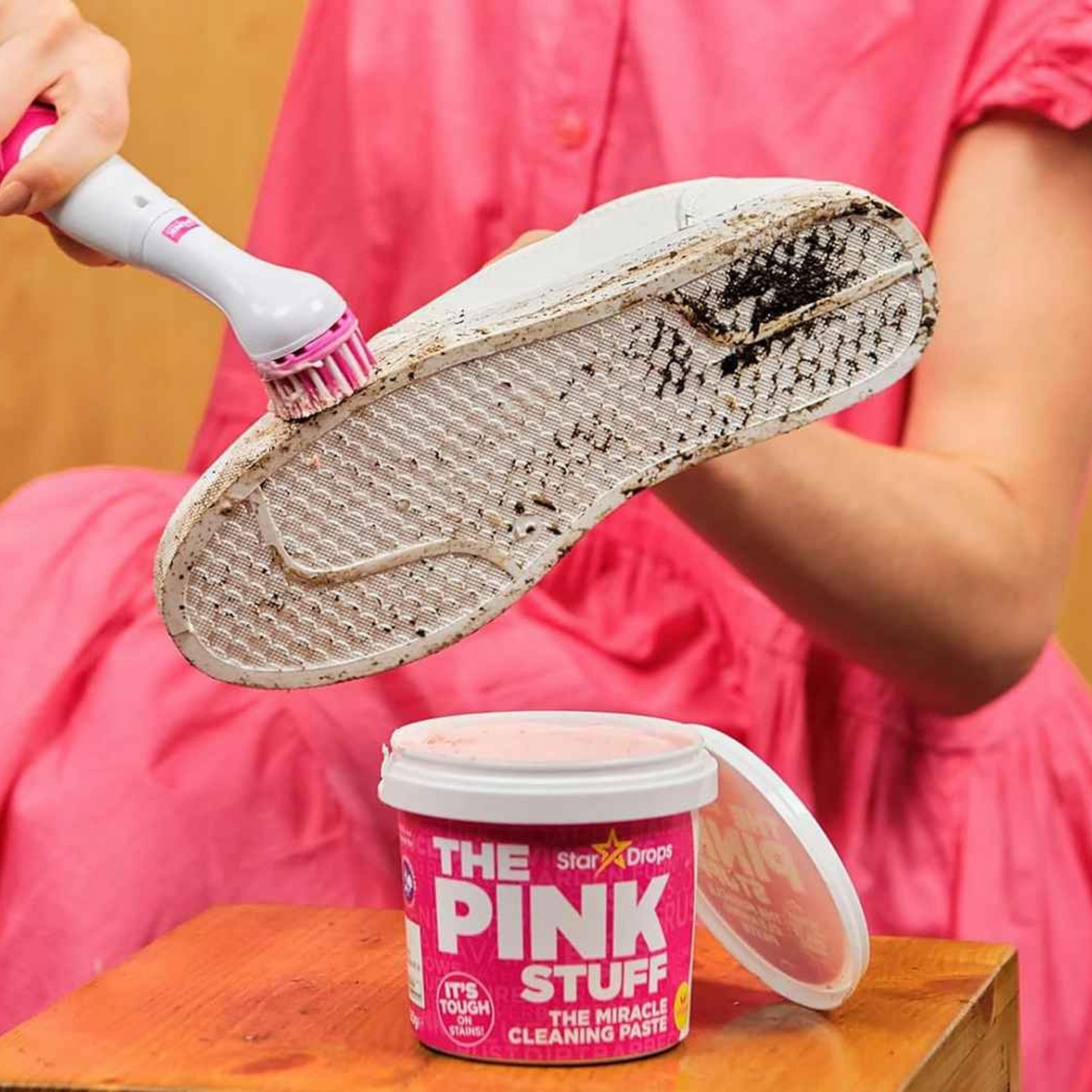 Schuhsohle wird mit The Pink Stuff Sonic Scrubber und Reinigungspaste gesäubert
