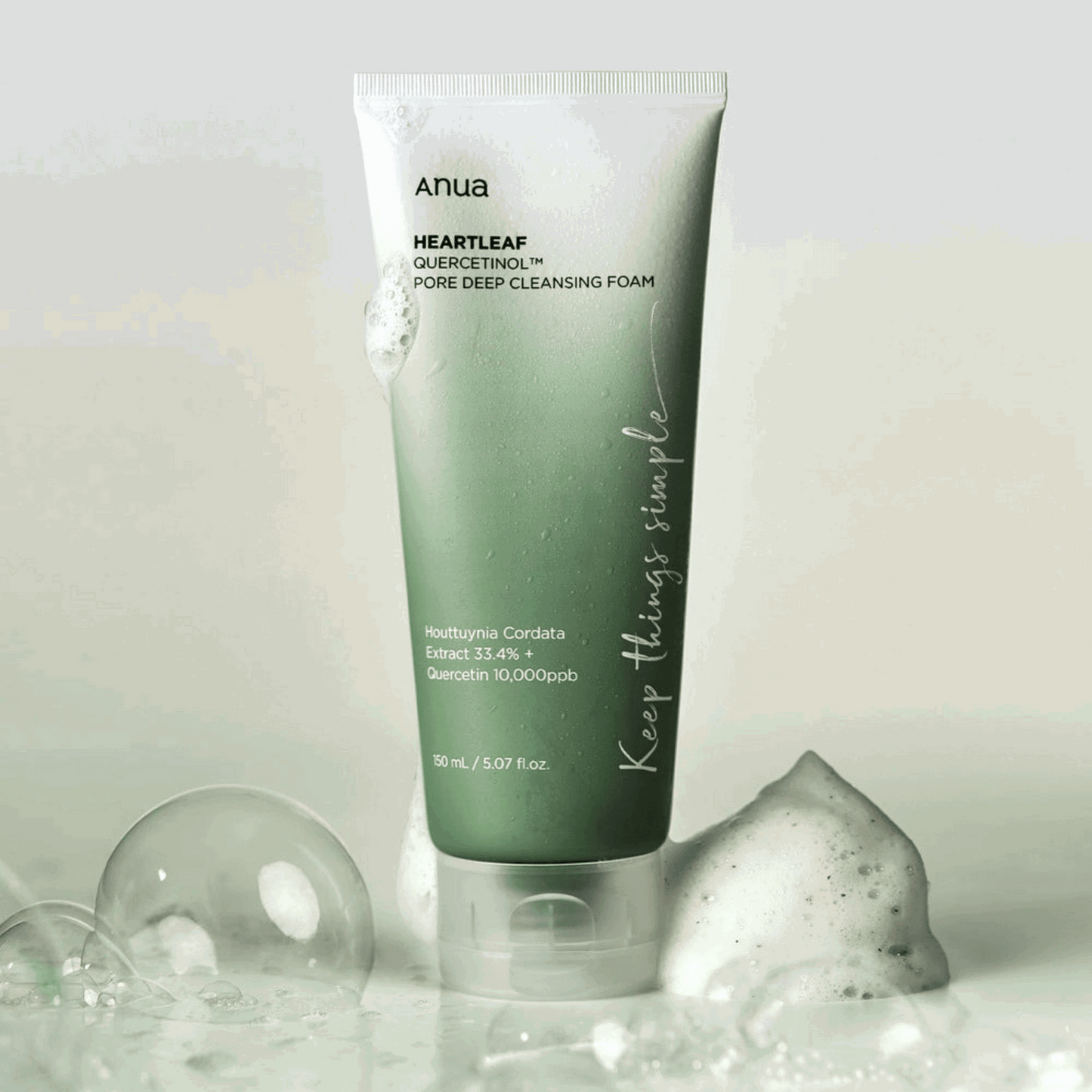 Textur des Anua Heartleaf Reinigungsschaums auf der Haut