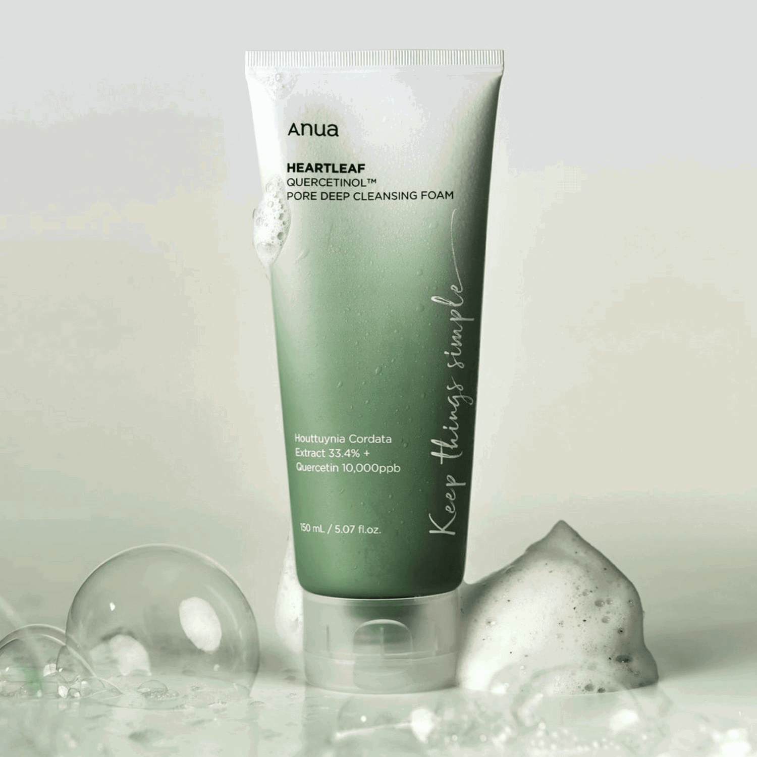 Textur des Anua Heartleaf Reinigungsschaums auf der Haut