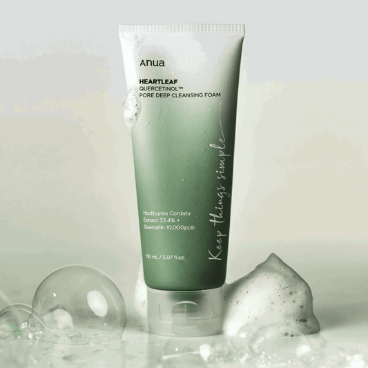 Textur des Anua Heartleaf Reinigungsschaums auf der Haut