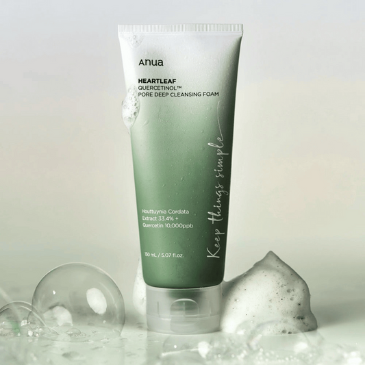 Textur des Anua Heartleaf Reinigungsschaums auf der Haut