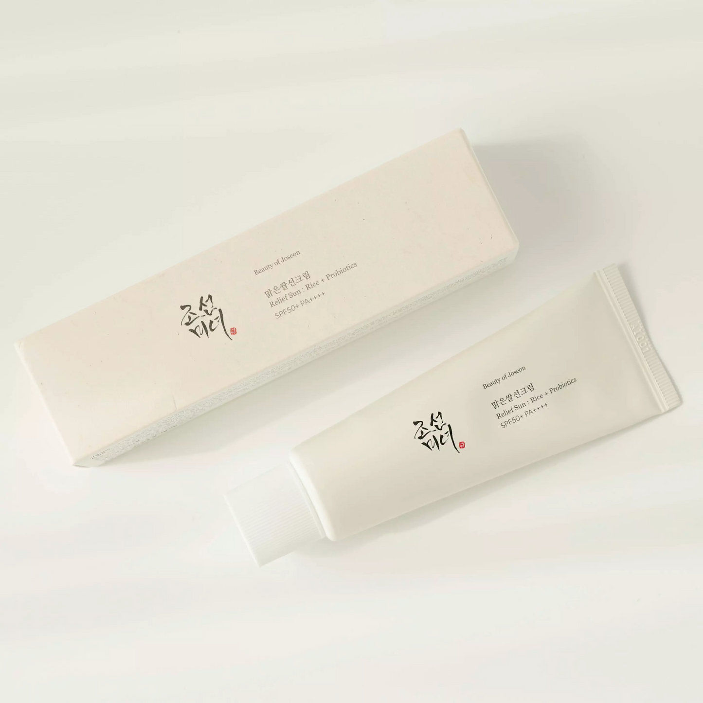 Leichte Sonnencreme neben Verpackung – ohne Weißel-Effekt, mit pflegendem Finish