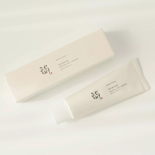 Leichte Sonnencreme neben Verpackung – ohne Weißel-Effekt, mit pflegendem Finish