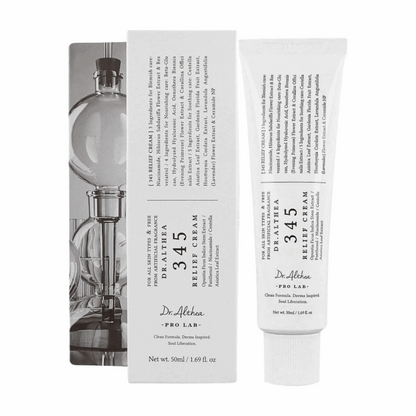 Cremige Textur der Dr. Althea 345 Relief Cream auf der Haut mit Verpackung