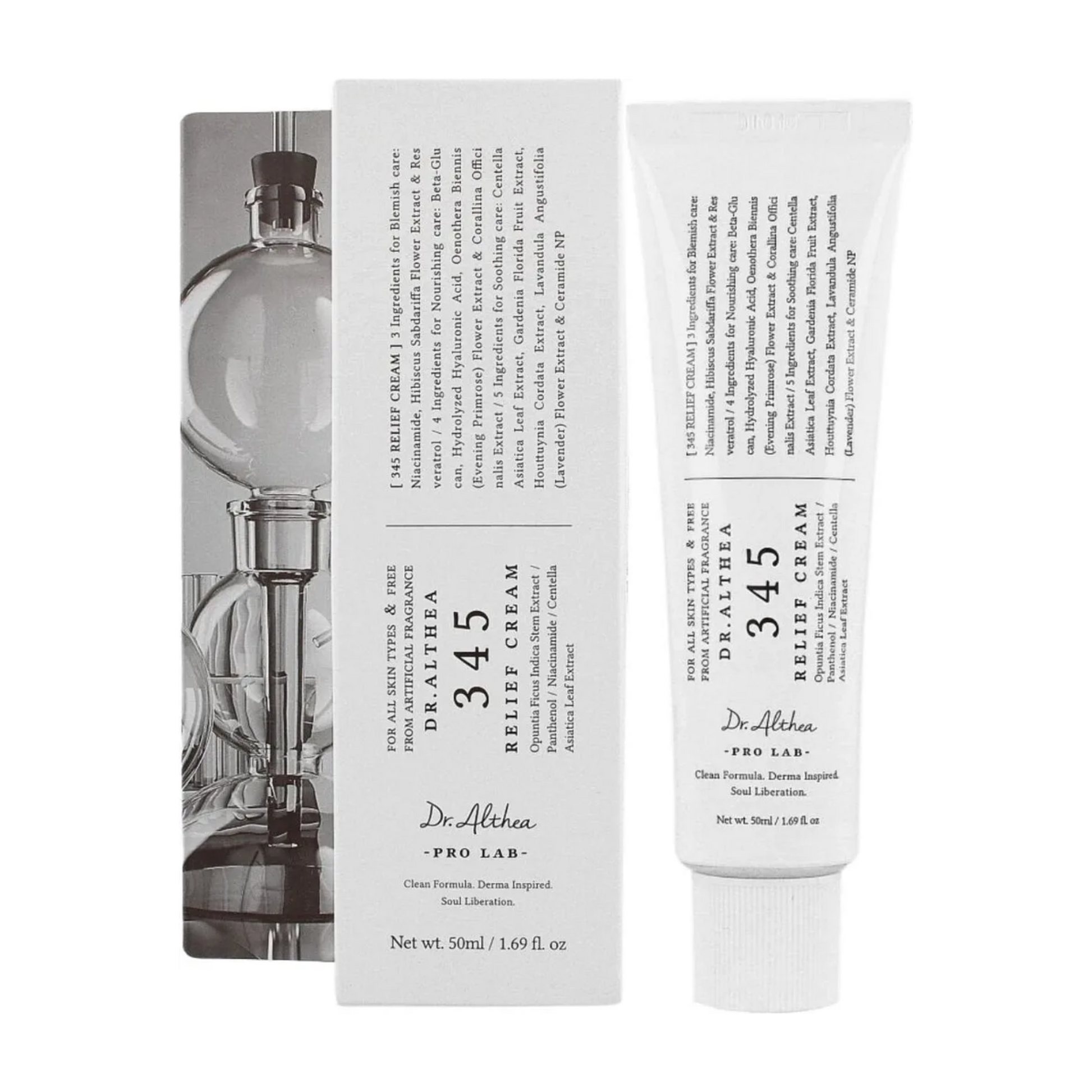 Cremige Textur der Dr. Althea 345 Relief Cream auf der Haut mit Verpackung