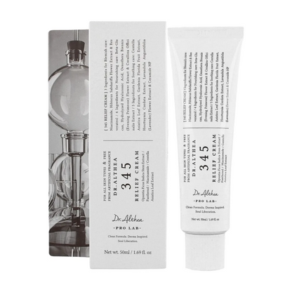 Cremige Textur der Dr. Althea 345 Relief Cream auf der Haut mit Verpackung