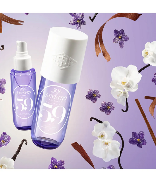 Sol de Janeiro Cheirosa 59 Bodyspray – süß-warmer Duft in 90 ml und 240 ml im Hintergrund zu Lila und Blumen